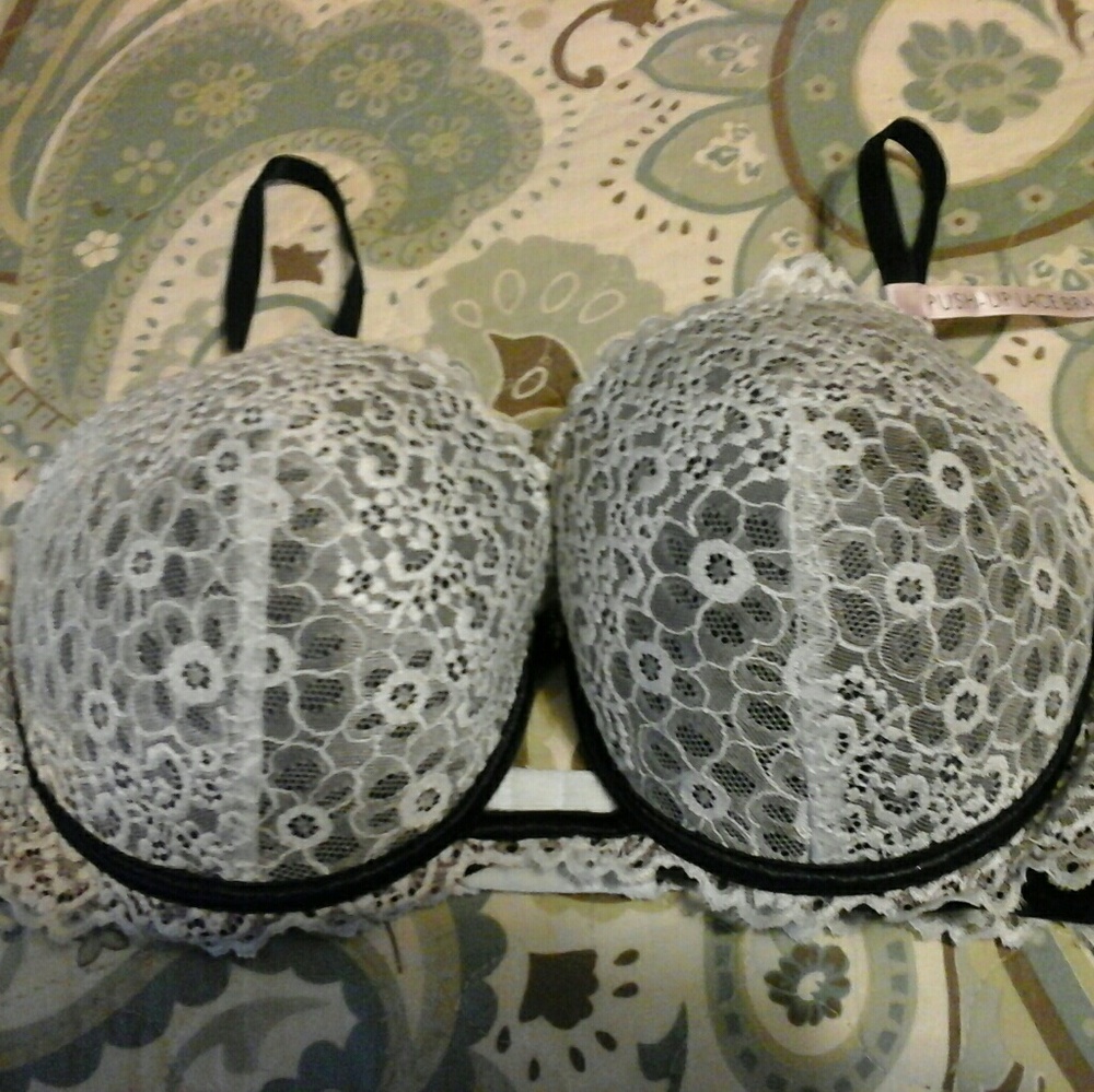 Daisy Fuentes bra
